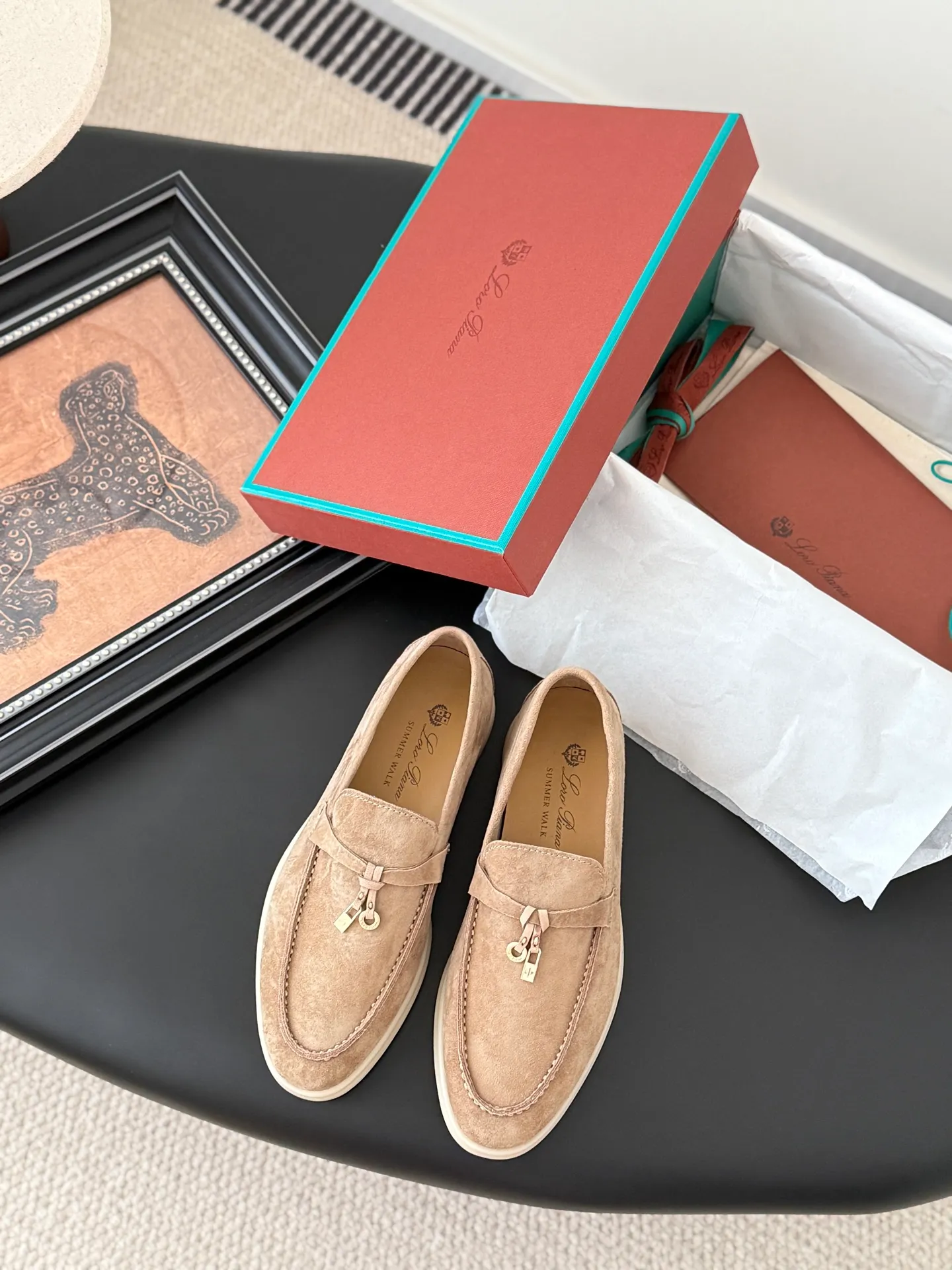 👟👟Ex-factory price 480👟👟 Top-quality double-layered genuine leather loafers. The quality is authentic. LP only sells high-end versions. Summer walk only has O pairs and countless pairs. The aesthetics and choice of shoes are also a kind of self-expression. Loro captures me with the comfort of walking on clouds. It adapts to the comfortable and relaxed state of wearing on weekdays, allowing i people to shuttle freely in relaxation and leisure. Double-layer leather on the upper, sheepskin lining Original outsole Size: 35-44
